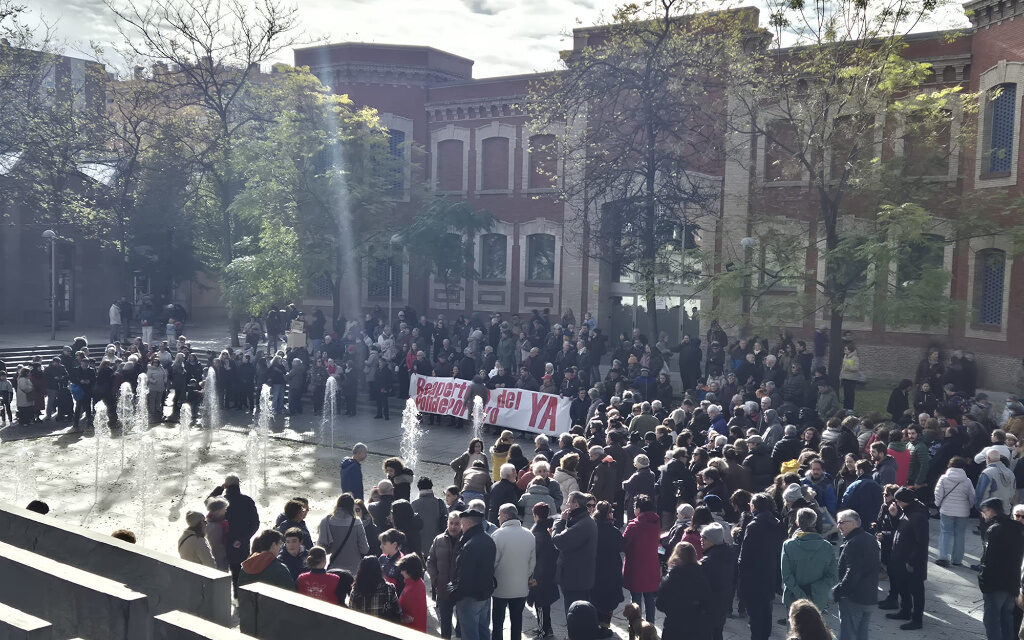 Segunda concentración vecinal por la reapertura del Polideportivo Daoiz y Velarde