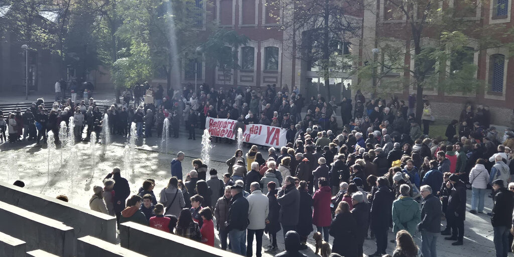 Segunda concentración vecinal por la reapertura del Polideportivo Daoiz y Velarde