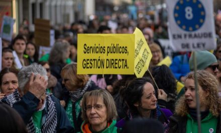 Tsunami por los Servicios Públicos protesta contra el proyecto de presupuestos del Gobierno autonómico, que incrementa la brecha social