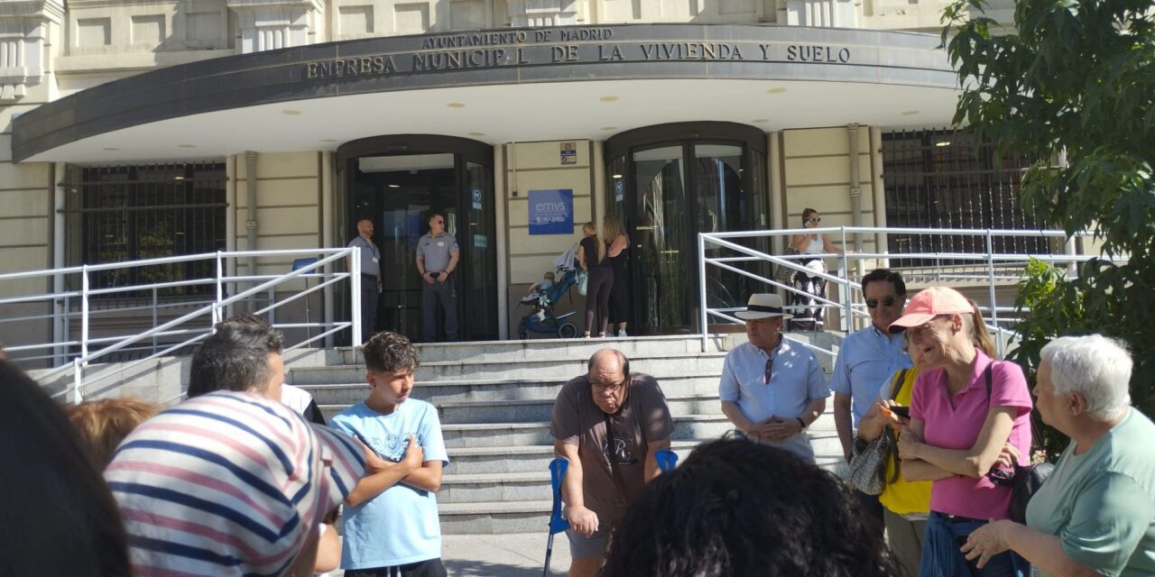 Concentración ante la EMVS para pedir alquileres sociales para las 25 familias en riesgo de desahucio de la colonia San Carlos de Villaverde