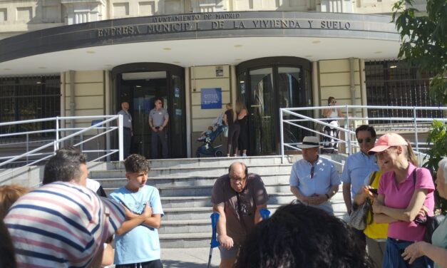 Concentración ante la EMVS para pedir alquileres sociales para las 25 familias en riesgo de desahucio de la colonia San Carlos de Villaverde