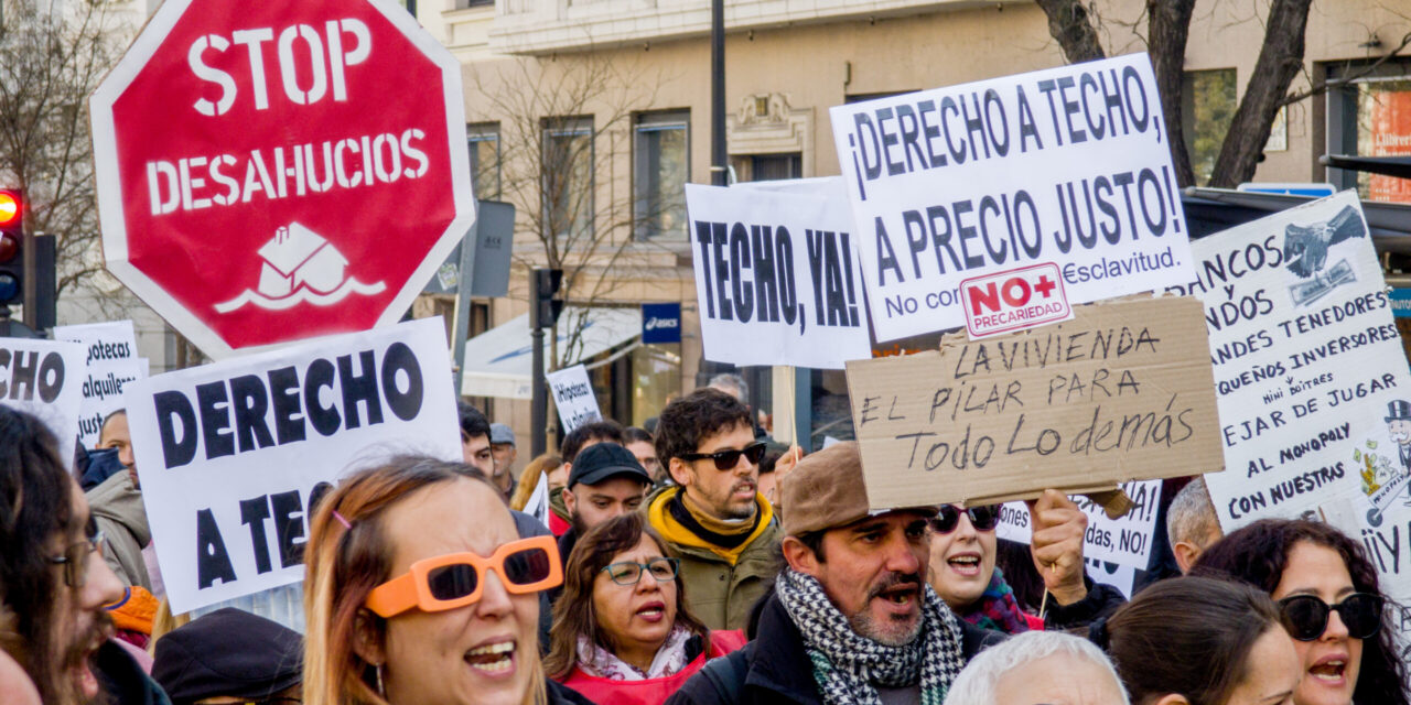 Protesta ante el Congreso por el fin de la moratoria antidesahucios y el escudo social