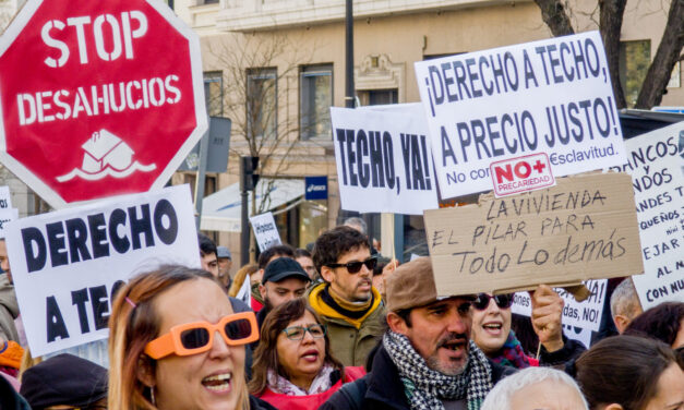 Protesta ante el Congreso por el fin de la moratoria antidesahucios y el escudo social
