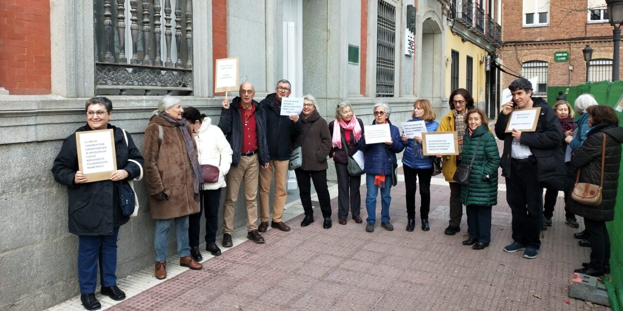 Protesta en la Junta Municipal de Chamberí por la discriminación de las personas mayores de los gimnasios municipales gestionados por Go Fit