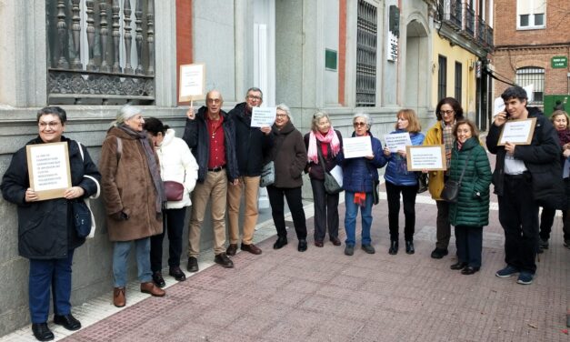 Protesta en la Junta Municipal de Chamberí por la discriminación de las personas mayores de los gimnasios municipales gestionados por Go Fit