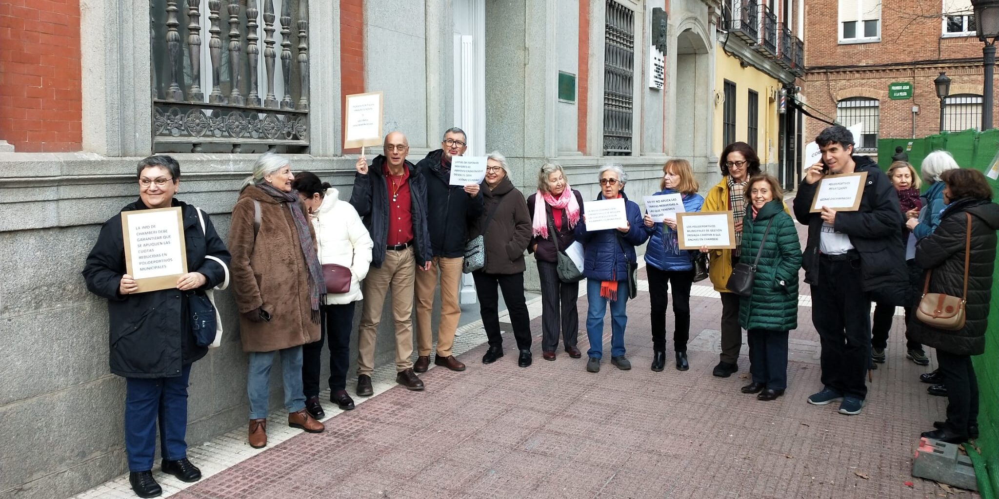 Los mayores de Chamberí vuelven al pleno del distrito para protestar por su discriminación en los gimnasios municipales gestionados por GoFit
