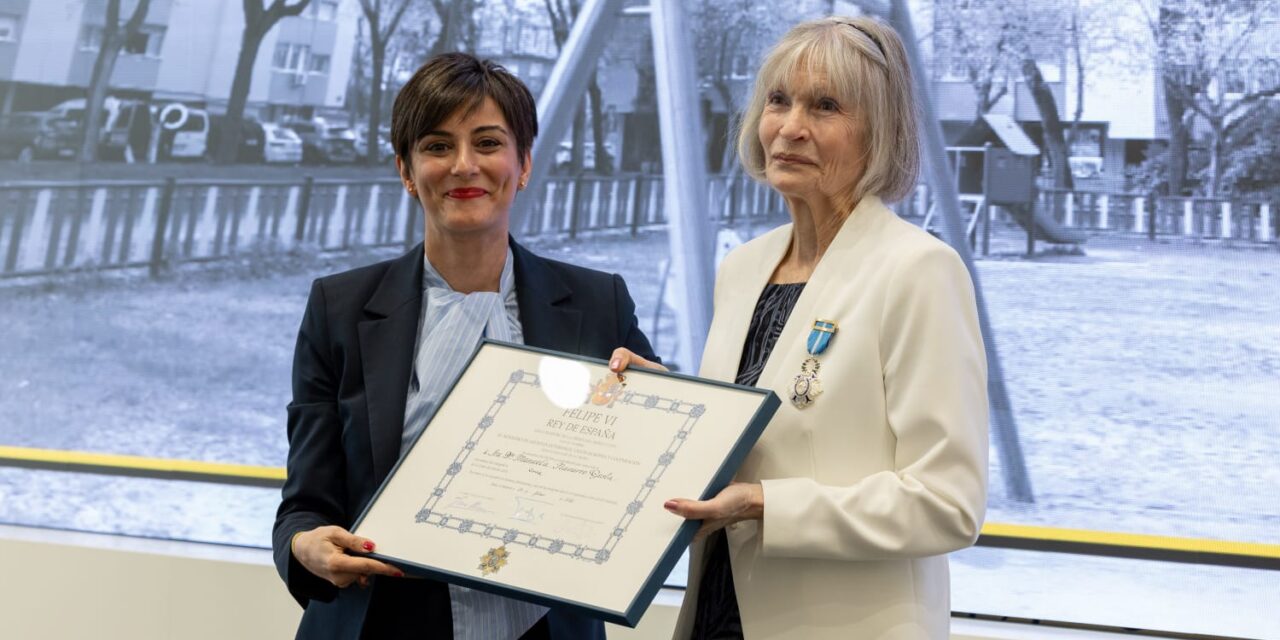 Manuela Navarro recibe la Cruz de la Orden del Mérito Civil por su compromiso con la rehabilitación y mejora de su barrio, el Poblado Dirigido de Orcasitas