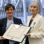 Manuela Navarro recibe la Cruz de la Orden del Mérito Civil por su compromiso con la rehabilitación y mejora de su barrio, el Poblado Dirigido de Orcasitas