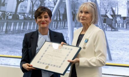 Manuela Navarro recibe la Cruz de la Orden del Mérito Civil por su compromiso con la rehabilitación y mejora de su barrio, el Poblado Dirigido de Orcasitas