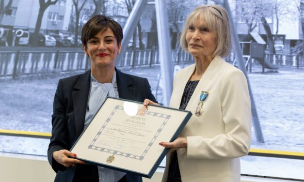 Manuela Navarro recibe la Cruz de la Orden del Mérito Civil por su compromiso con la rehabilitación y mejora de su barrio, el Poblado Dirigido de Orcasitas