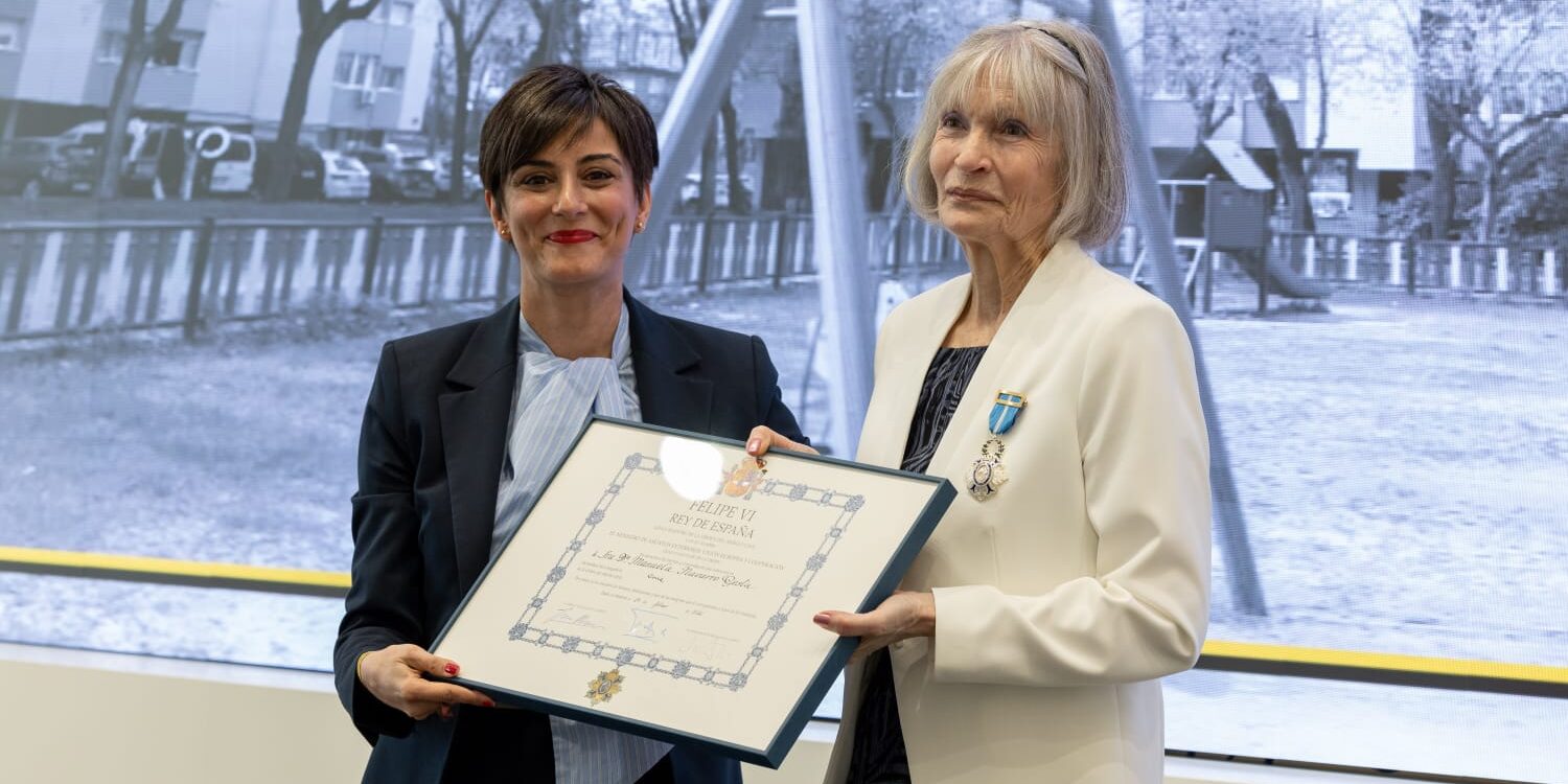 Manuela Navarro recibe la Cruz de la Orden del Mérito Civil por su compromiso con la rehabilitación y mejora de su barrio, el Poblado Dirigido de Orcasitas