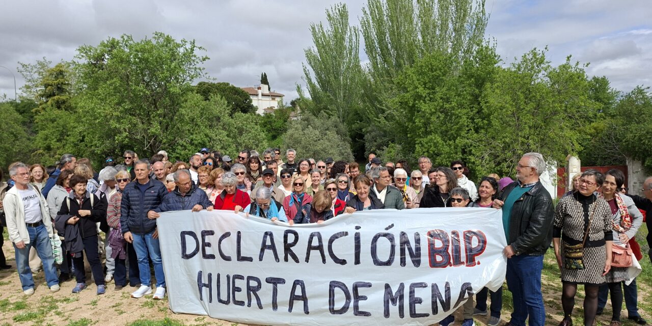 Salvar Hortaleza lleva miles de firmas al Ayuntamiento de Madrid para que no destruya la centenaria Huerta de Mena