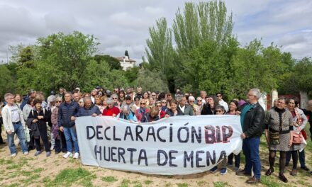 Salvar Hortaleza lleva miles de firmas al Ayuntamiento de Madrid para que no destruya la centenaria Huerta de Mena
