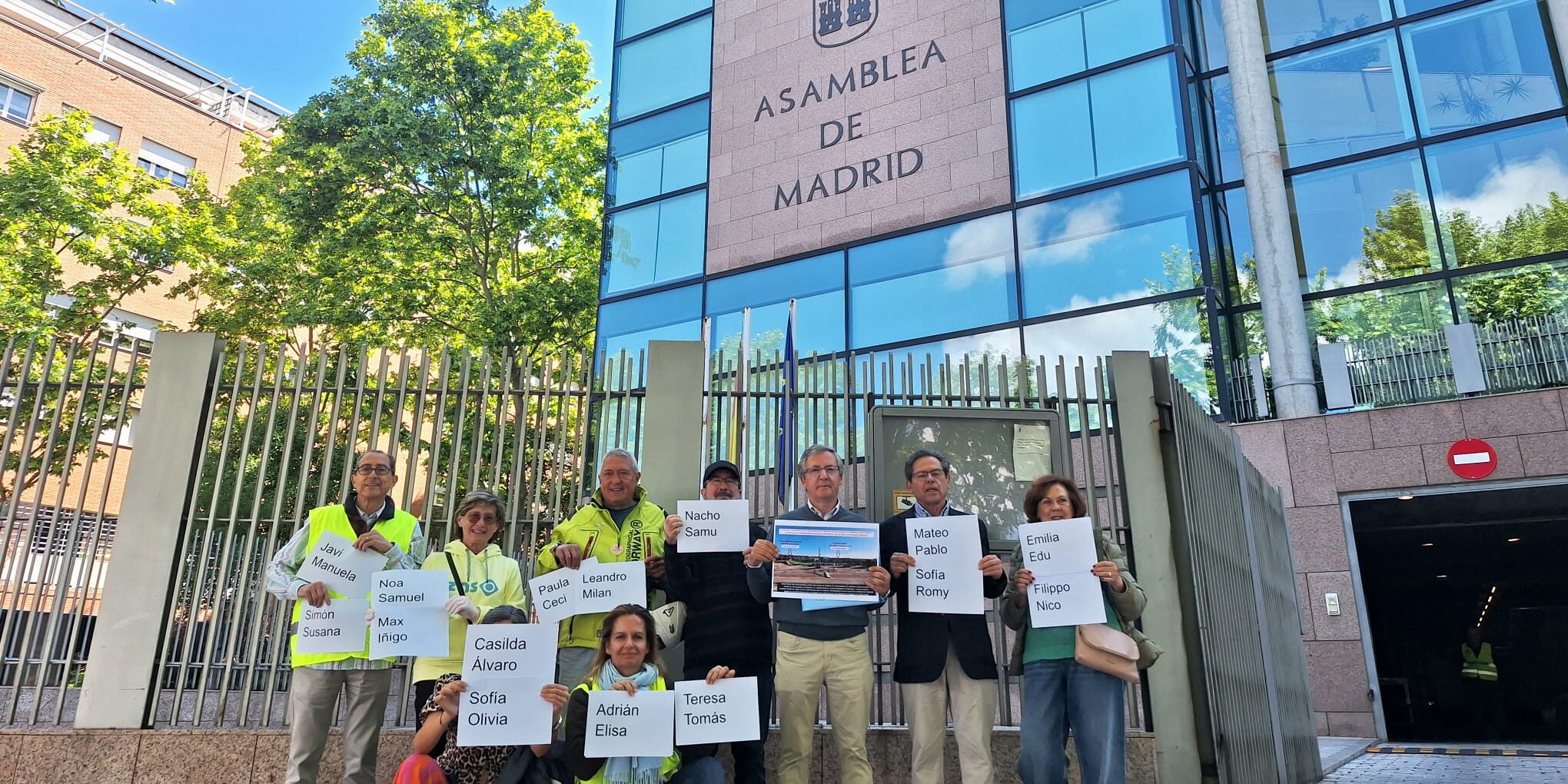 Montecarmelo registra una propuesta ciudadana en la Asamblea de Madrid para que legisle contra cantones industriales en entornos escolares