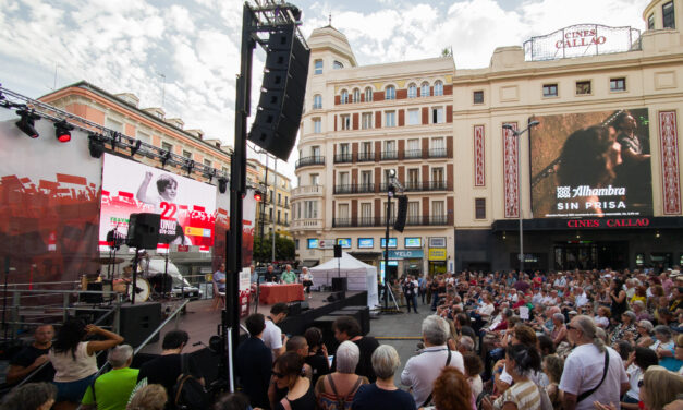 El movimiento vecinal conmemora en la Plaza de Callao el 50º aniversario de la histórica manifestación de Preciados de 1976