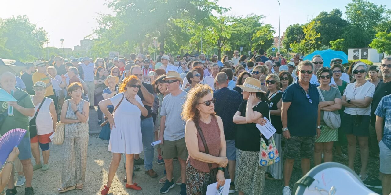 Valdebernardo se moviliza para paralizar la apertura de una gasolinera junto a edificios de viviendas, un colegio y una residencia de mayores