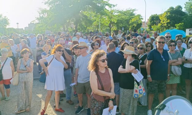 Valdebernardo se moviliza para paralizar la apertura de una gasolinera junto a edificios de viviendas, un colegio y una residencia de mayores