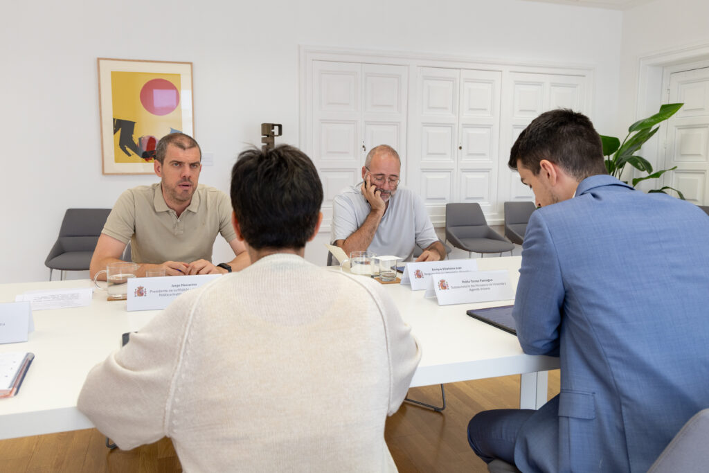 Instantánea de la reunión mantenida entre representantes de la CEAV y la FRAVM con el Ministerio de Vivienda y Agenda Urbana