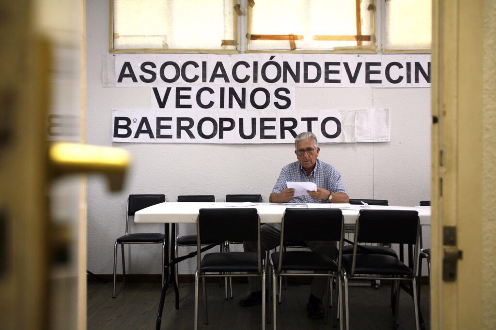 Rufino Martínez Rojas. entonces presidente de la AV Barrio Aeropuerto, en el local de la asociación