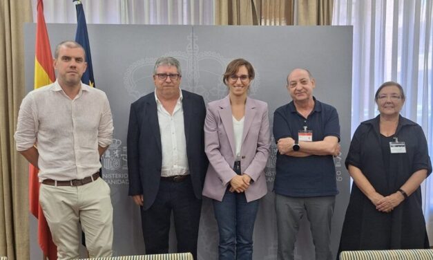 El movimiento vecinal pide a la ministra de Sanidad más recursos para investigar los efectos en la salud de las instalaciones nocivas y contaminantes