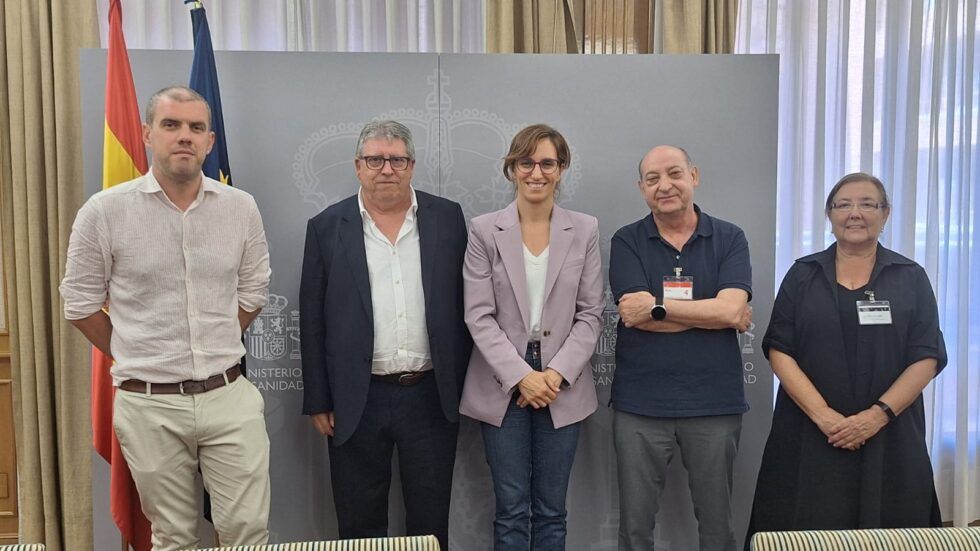 El movimiento vecinal pide a la ministra de Sanidad más recursos para investigar los efectos en la salud de las instalaciones nocivas y contaminantes