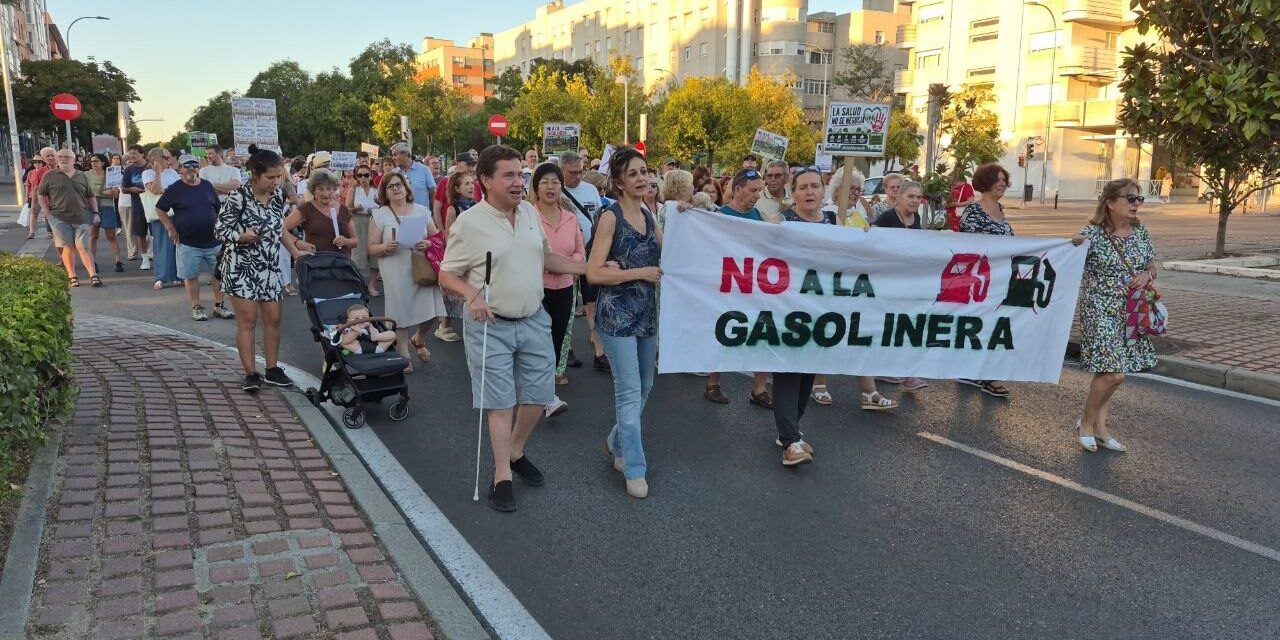 Un millar de vecinos y vecinas claman en Valdebernardo contra una gasolinera junto a sus viviendas