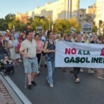 Un millar de vecinos y vecinas claman en Valdebernardo contra una gasolinera junto a sus viviendas