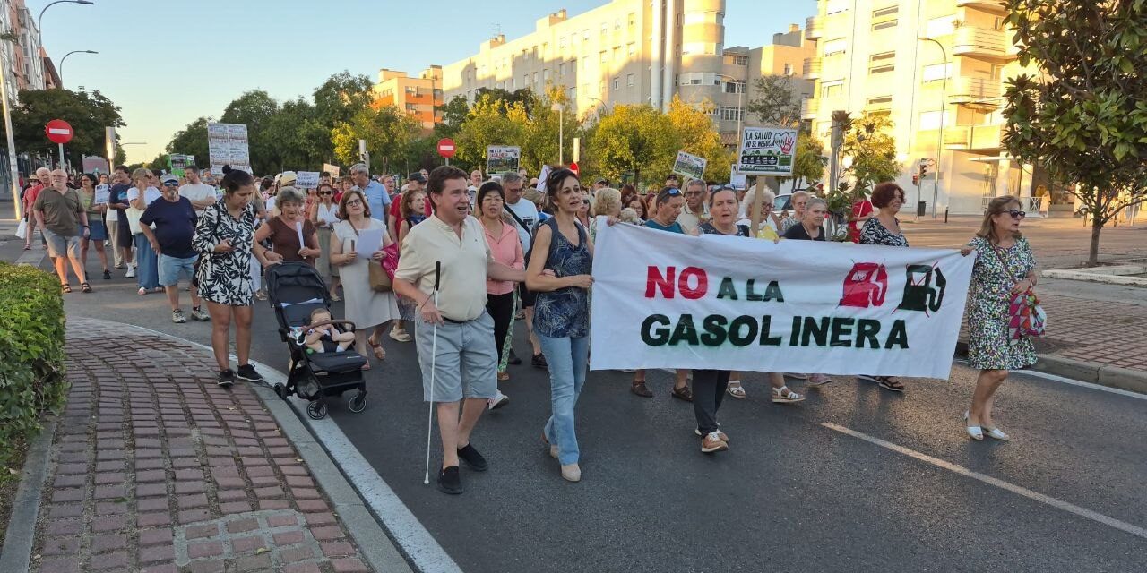 Un millar de vecinos y vecinas claman en Valdebernardo contra una gasolinera junto a sus viviendas