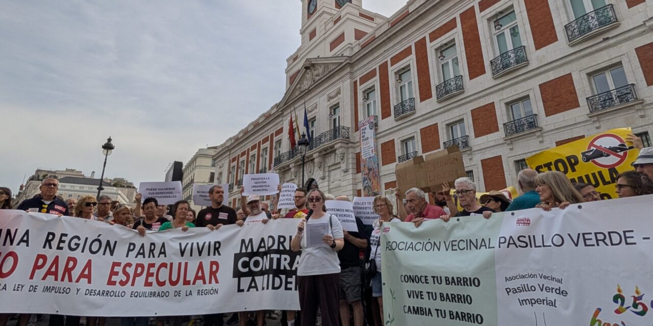 Colectivos de la sociedad civil madrileña muestran su rechazo a la nueva ley del suelo autonómica frente al Gobierno de Ayuso