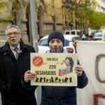 Los fondos buitre propietarios de la antigua obra social de La Caixa ejecutan su primer desahucio en Madrid mientras intervienen en la feria The District