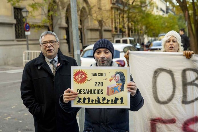 Los fondos buitre propietarios de la antigua obra social de La Caixa ejecutan su primer desahucio en Madrid mientras intervienen en la feria The District