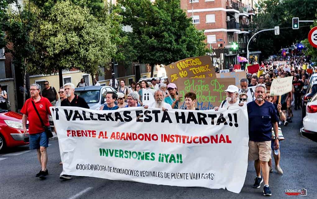 Registran en Cibeles más de 10.000 firmas contra el «abandono institucional» de Puente de Vallecas