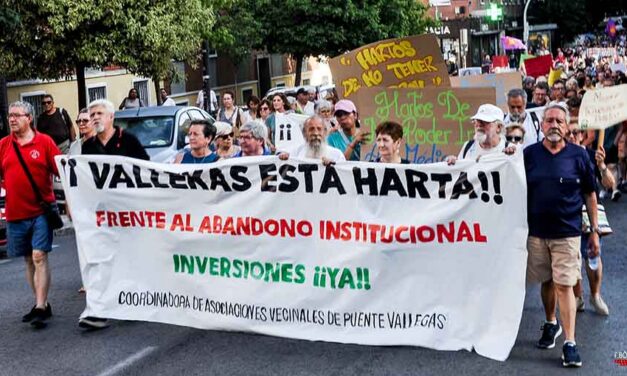 Registran en Cibeles más de 10.000 firmas contra el «abandono institucional» de Puente de Vallecas
