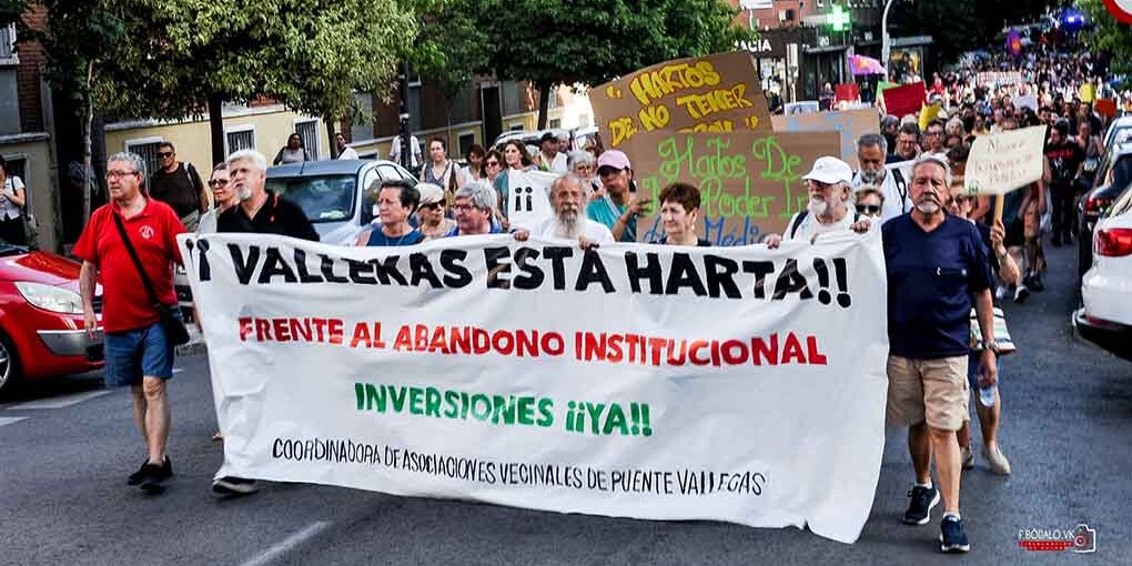 Registran en Cibeles más de 10.000 firmas contra el «abandono institucional» de Puente de Vallecas