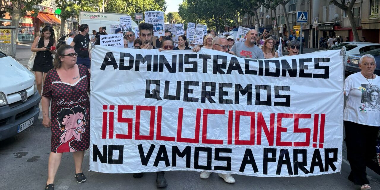 La vecindad de San Blas sale de nuevo a la calle para reclamar un barrio limpio, seguro y con futuro
