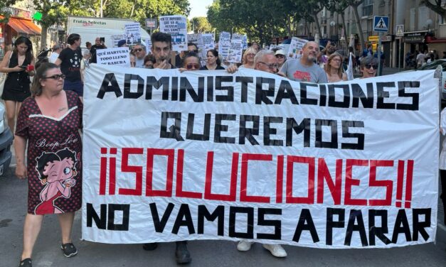 La vecindad de San Blas sale de nuevo a la calle para reclamar un barrio limpio, seguro y con futuro